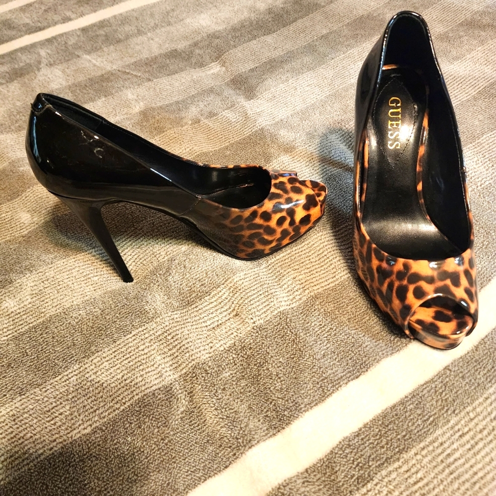 GUESS PUMPS